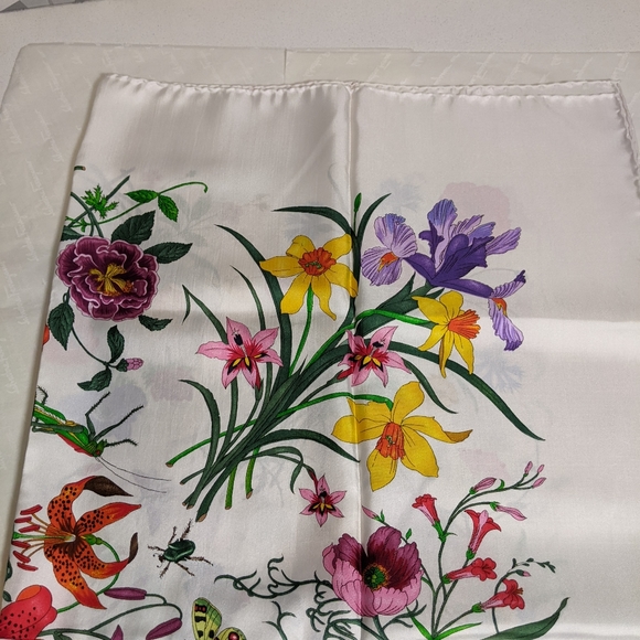 Gucci Floral Silk Carre - Picture 4 of 11